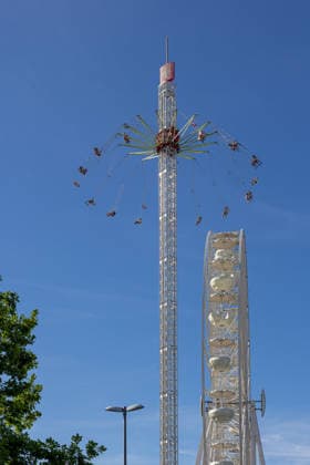 22.06.2026 Kieler Woche 2026 Eindrücke und Szenen vom Montag Blick auf das Riesenrad neben der Fördebühne und das Fahrgeschäft öAround the World XXL˜ (li.) Kiel Kiellinie Schleswig Holstein Deutschland *** June 22, 2026 Kiel Week 2026