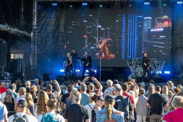 22.06.2026 Kieler Woche 2026 Eindrücke und Szenen vom Montag Die Band öRemode˜ auf der Fördebühne Kiel Kiellinie Schleswig Holstein Deutschland *** June 22, 2026 Kiel Week 2026