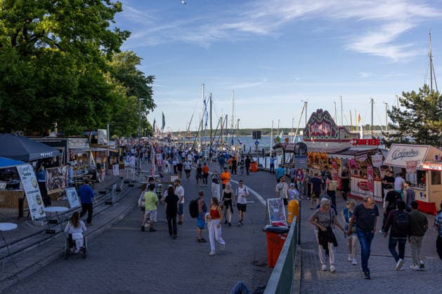 22.06.2026 Kieler Woche 2026 Eindrücke und Szenen vom Montag Blick auf die Kiellinie von der Brücke zum Schloßgarten aus Kiel Kiellinie Schleswig Holstein Deutschland *** June 22, 2026 Kiel Week 2026
