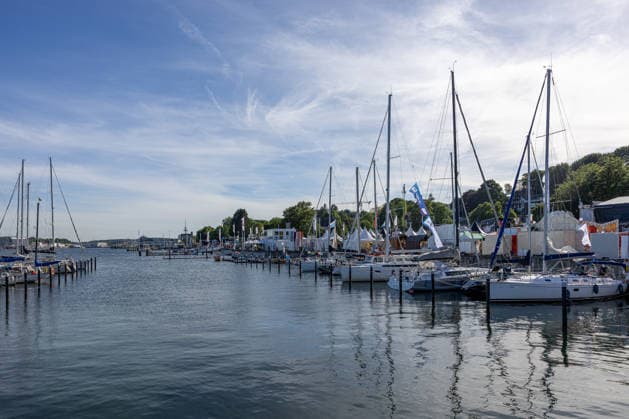 22.06.2026 Kieler Woche 2026 Eindrücke und Szenen vom Montag Die Kiellinie und der Sporthafen Reventlou mit Blick von der Reventloubrücke Kiel Kiellinie Schleswig Holstein Deutschland *** June 22, 2026 Kiel Week 2026
