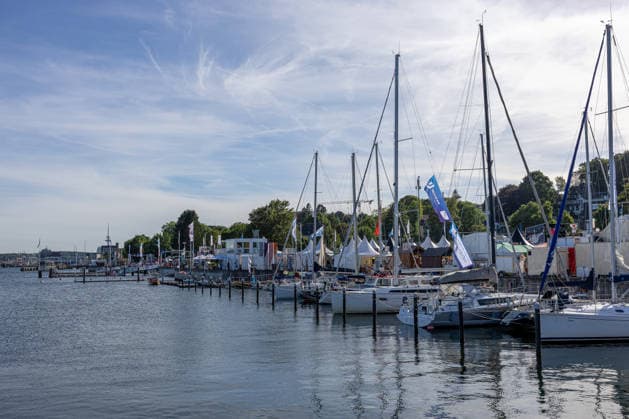 22.06.2026 Kieler Woche 2026 Eindrücke und Szenen vom Montag Die Kiellinie und der Sporthafen Reventlou mit Blick von der Reventloubrücke Kiel Kiellinie Schleswig Holstein Deutschland *** June 22, 2026 Kiel Week 2026