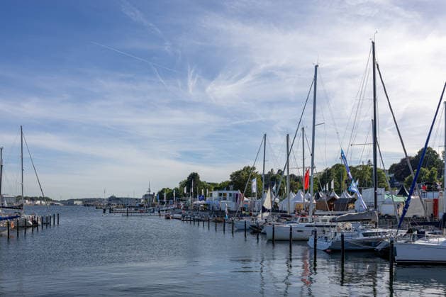 22.06.2026 Kieler Woche 2026 Eindrücke und Szenen vom Montag Die Kiellinie und der Sporthafen Reventlou mit Blick von der Reventloubrücke Kiel Kiellinie Schleswig Holstein Deutschland *** June 22, 2026 Kiel Week 2026
