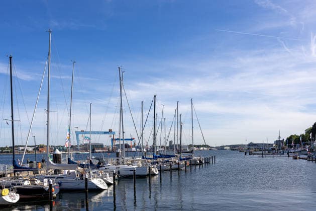 22.06.2026 Kieler Woche 2026 Eindrücke und Szenen vom Montag Die Kiellinie und der Sporthafen Reventlou mit Blick von der Reventloubrücke. Im Hintergrund die Krändne von German Narval Yards Kiel Kiellinie Schleswig Holstein Deutschland *** June 22, 2026 Kiel Week 2026