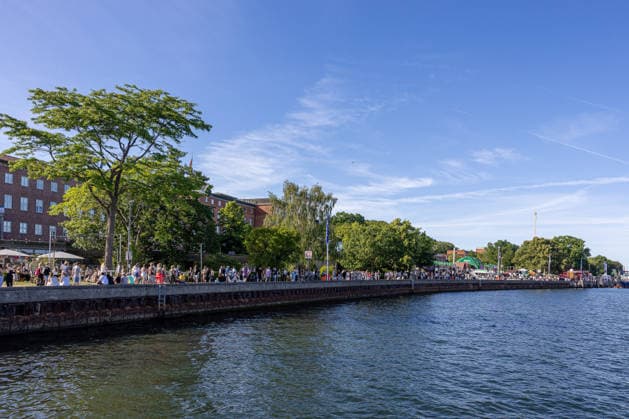 22.06.2026 Kieler Woche 2026 Eindrücke und Szenen vom Montag Die Kiellinie und dahinter die Gebäude der Landesregierung Kiel Kiellinie Schleswig Holstein Deutschland *** June 22, 2026 Kiel Week 2026