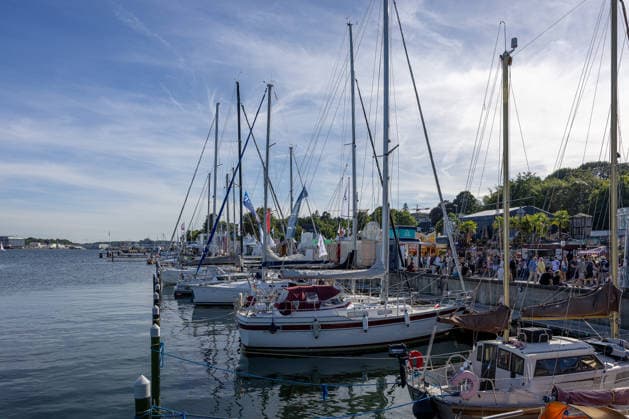 22.06.2026 Kieler Woche 2026 Eindrücke und Szenen vom Montag Die Kiellinie und der Sporthafen Reventlou mit Blick von der Reventloubrücke Kiel Kiellinie Schleswig Holstein Deutschland *** June 22, 2026 Kiel Week 2026