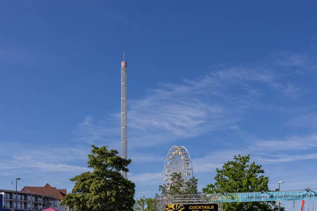 22.06.2026 Kieler Woche 2026 Eindrücke und Szenen vom Montag Blick auf das Riesenrad neben der Fördebühne und das Fahrgeschäft öAround the World XXL˜ (li.) Kiel Kiellinie Schleswig Holstein Deutschland *** June 22, 2026 Kiel Week 2026