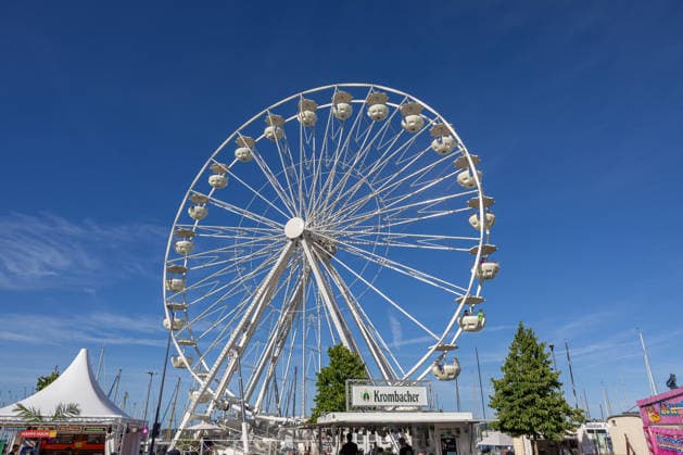 22.06.2026 Kieler Woche 2026 Eindrücke und Szenen vom Montag Das Riesenrad neben der Fördebühne Kiel Kiellinie Schleswig Holstein Deutschland *** June 22, 2026 Kiel Week 2026