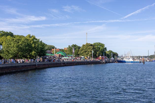22.06.2026 Kieler Woche 2026 Eindrücke und Szenen vom Montag Die Kiellinie und dahinter die Gebäude der Landesregierung Kiel Kiellinie Schleswig Holstein Deutschland *** June 22, 2026 Kiel Week 2026