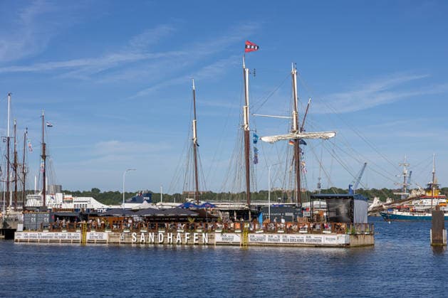 22.06.2026 Kieler Woche 2026 Eindrücke und Szenen vom Montag Die Strandbar öSandhafen˜ an der Blücherbrücke Kiel Kiellinie Schleswig Holstein Deutschland *** June 22, 2026 Kiel Week 2026