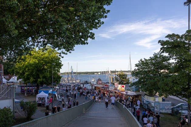 22.06.2026 Kieler Woche 2026 Eindrücke und Szenen vom Montag Blick auf die Kiellinie von der Brücke zum Schloßgarten aus Kiel Kiellinie Schleswig Holstein Deutschland *** June 22, 2026 Kiel Week 2026