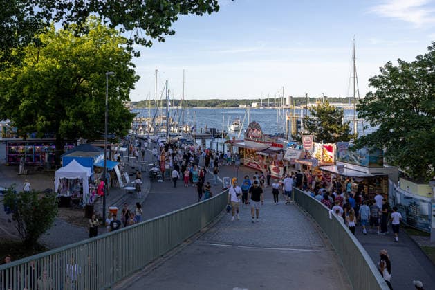 22.06.2026 Kieler Woche 2026 Eindrücke und Szenen vom Montag Blick auf die Kiellinie von der Brücke zum Schloßgarten aus Kiel Kiellinie Schleswig Holstein Deutschland *** June 22, 2026 Kiel Week 2026