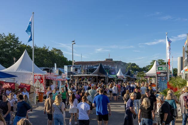 22.06.2026 Kieler Woche 2026 Eindrücke und Szenen vom Montag Verschiedene Gastro - Anbieter an der Kiellinie, im Hintergrund die Gebäude der Landesregierung Kiel Kiellinie Schleswig Holstein Deutschland *** June 22, 2026 Kiel Week 2026