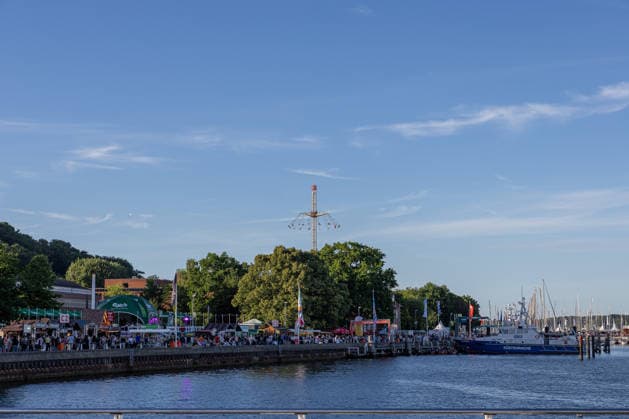 22.06.2026 Kieler Woche 2026 Eindrücke und Szenen vom Montag Die Kiellinie mit Blick von der Reventloubrücke, rechts die Boote Liegeplätze der Wasserschutzpolizei Kiel Kiellinie Schleswig Holstein Deutschland *** June 22, 2026 Kiel Week 2026