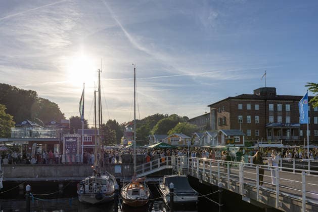 22.06.2026 Kieler Woche 2026 Eindrücke und Szenen vom Montag Abendstimmung bei den Fischbuden an der Kiellinie in Höhe Reventloubrücke. Rechts die Gebäude der Landesregierung Kiel Kiellinie Schleswig Holstein Deutschland *** June 22, 2026 Kiel Week 2026 Impressions and scenes from Monday evening at the fish stands along the Kiellinie near the Reventlou Bridge. On the right are the buildings of the state government in Kiel. Kiellinie, Schleswig-Holstein, Germany,detected_source_language