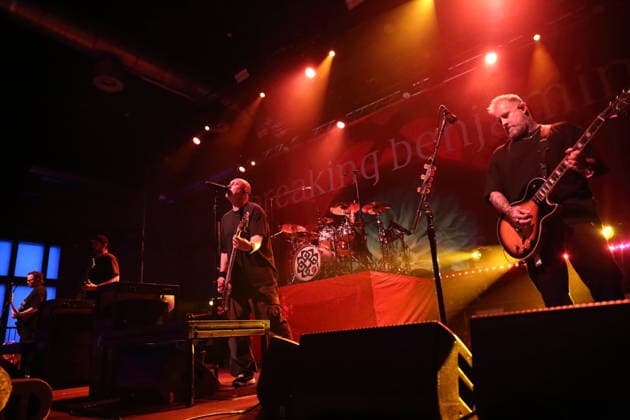 Keith Wallen, Benjamin Burnley, Aaron Bruch, Brian Medeiros und Jasen Rauch, v.l., von der Band Breaking Benjamin bei einem Konzert im Huxleys Neue Welt in Berlin, 22. Juni 2026. Breaking Benjamin Konzert Berlin