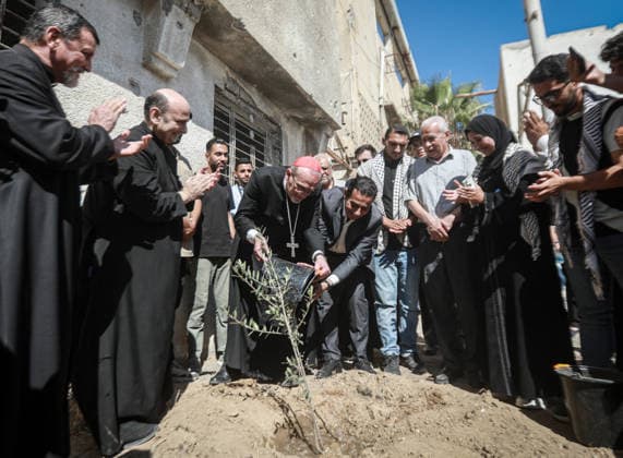 Latin Patriarch of Jerusalem Pizzaballa visits Al-Azhar University in Gaza GAZA, PALESTINE - JUNE 22: Pierbattista Pizzaballa, the Latin Patriarch of Jerusalem, plants an olive tree sapling during his visit in Al-Azhar University in Gaza with an accompanying delegation, in Gaza, Palestine on June 22, 2026. Abdalhkem Abu Riash Anadolu Gaza Gaza. Editorial use only. Please get in touch for any other usage.  Copyright: x2026xAnadoluxAbdalhkemxAbuxRiashx