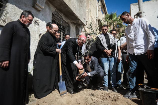 Latin Patriarch of Jerusalem Pizzaballa visits Al-Azhar University in Gaza GAZA, PALESTINE - JUNE 22: Pierbattista Pizzaballa, the Latin Patriarch of Jerusalem, plants an olive tree sapling during his visit in Al-Azhar University in Gaza with an accompanying delegation, in Gaza, Palestine on June 22, 2026. Abdalhkem Abu Riash Anadolu Gaza Gaza. Editorial use only. Please get in touch for any other usage.  Copyright: x2026xAnadoluxAbdalhkemxAbuxRiashx