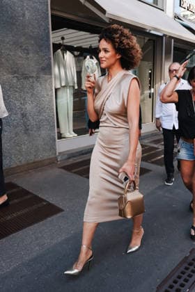 IPA85954310 - Milan, Milan Fashion Week Menswear Spring Summer 2027 - Men s Fashion, Spring Summer 2027 - Giorgio Armani Fashion Show - Guests arrive. Pictured: Nathalie Emmanuel (British actress and model) walks down the street with a fan because of the heat  Copyright: xAlessandroxBremecx xx 85954310