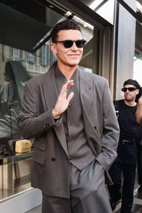 IPA85954261 - Milan, Milan Fashion Week Menswear Spring Summer 2027 - Men s Fashion, Spring Summer 2027 - Giorgio Armani Fashion Show - Guests arriving. Pictured: Aron Piper (Spanish-German actor and singer)  Copyright: xAlessandroxBremecx xx 85954261