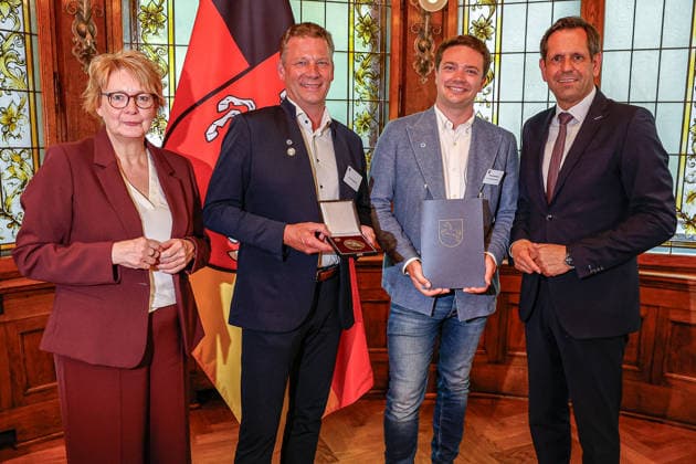 Verleihung der Niedersächsischen Sportmedaille: Ministerpräsident Lies und Sportministerin Behrens ehren niedersächsische Athletinnen und Athleten (v.l.n.r.) Daniela Behrens (SPD) - Ministerin für Inneres, Sport und Digitalisierung; Lars Kruckenberg, Resortleiter Sport, Turn- und Sportverein Algesdorf e.V., Rodenberg mit der Niedersächsischen Sportmedaille; Felix Kruckenberg, Resortleiter Kommunikation, Turn- und Sportverein Algesdorf e.V., Rodenberg, mit der Urkunde in der Kategorie Beispielhafte Vereinsarbeit; Olaf Lies (SPD), Ministerpräsident Niedersachsen 30175 Hannover, Lüerstraße 5 Gästehaus der Niedersächsische Niedersachsen, Region Hannover Germany *** Award Ceremony for the Lower Saxony Sports Medal