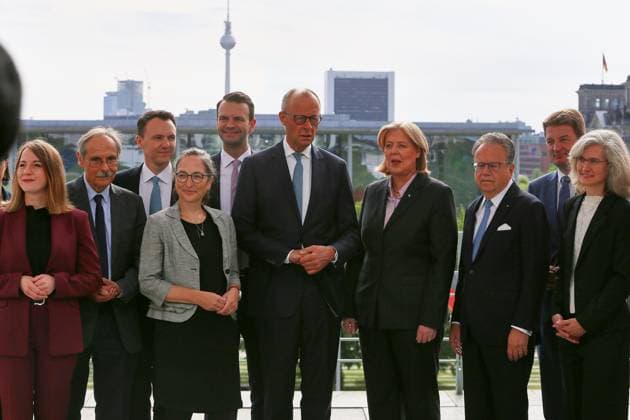 Berlin, Deutschland, 23.06.2026: Bundeskanzleramt: Übergabe des Berichts der Alterssicherungskommission: Gruppenfoto vor der Übergabe des Berichts an Bundeskanzler Friedrich Merz (CDU) und Bundesministerin für Arbeit und Soziales Bärbel Bas (SPD) *** Berlin, Germany, June 23, 2026, Federal Chancellery Copyright: xdtsxNachrichtenagenturx dts_124433