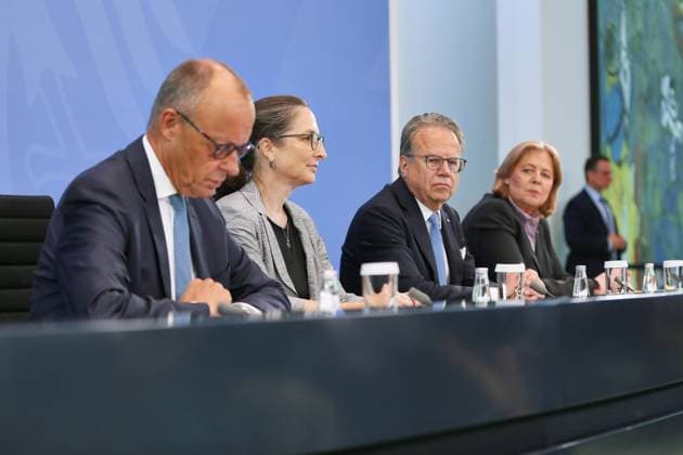 Berlin, Deutschland, 23.06.2026: Bundeskanzleramt: Übergabe des Berichts der Alterssicherungskommission: Bundeskanzler Friedrich Merz (CDU), Constanze Janda, Frank-Jürgen Weise und Bundesministerin für Arbeit und Soziales Bärbel Bas (SPD) *** Berlin, Germany, June 23, 2026, Federal Chancellery Copyright: xdtsxNachrichtenagenturx dts_124437
