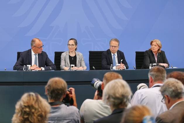 Berlin, Deutschland, 23.06.2026: Bundeskanzleramt: Übergabe des Berichts der Alterssicherungskommission: Bundeskanzler Friedrich Merz (CDU), Constanze Janda, Frank-Jürgen Weise und Bundesministerin für Arbeit und Soziales Bärbel Bas (SPD) *** Berlin, Germany, June 23, 2026, Federal Chancellery Copyright: xdtsxNachrichtenagenturx dts_124438