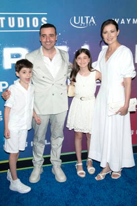 David Krumholtz mit Ehrefau Vanessa Britting und Kindern Jonas Krumholtz und Pemma Krumholtz bei der Weltpremiere des Kinofilms Supergirl an der Brooklyn Academy of Music. New York, 22.06.2026 *** David Krumholtz with his wife Vanessa Britting and their children Jonas Krumholtz and Pemma Krumholtz at the world premiere of the movie Supergirl at the Brooklyn Academy of Music in New York, June 22, 2026,detected_source_language Foto:xB.xHinex xFuturexImagex supergirl_ny_6637