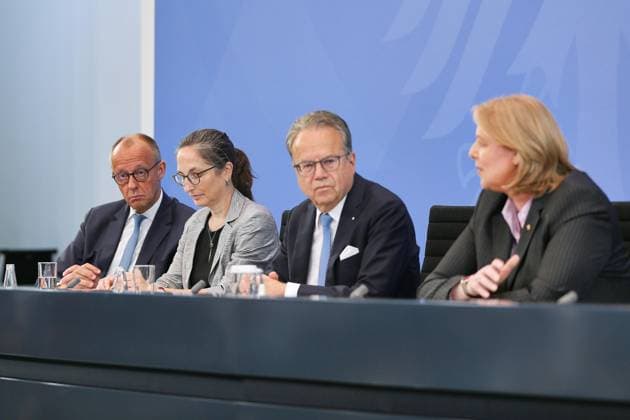 Berlin, Deutschland, 23.06.2026: Bundeskanzleramt: Übergabe des Berichts der Alterssicherungskommission: Bundeskanzler Friedrich Merz (CDU), Constanze Janda, Frank-Jürgen Weise und Bundesministerin für Arbeit und Soziales Bärbel Bas (SPD) *** Berlin, Germany, June 23, 2026, Federal Chancellery Copyright: xdtsxNachrichtenagenturx dts_124445