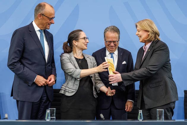 Pressekonferenz zur Übergabe des Berichts der Alterssicherungskommission Pressekonferenz zur Übergabe des Berichts der Alterssicherungskommission an den Bundeskanzler Friedrich Merz und Baerbel Bas (SPD), Bundesministerin fuer Arbeit und Soziales im Bundeskanzleramt in Berlin am 23. Juli 2026. Berlin Berlin Deutschland Bundeskanzleramt *** Press Conference on the Presentation of the Report by the Pension Security Commission Press Conference on the Presentation of the Report by the Pension Security Commission to Federal Chancellor Friedrich Merz and Baerbel Bas (SPD), Federal Minister of Labor and Social Affairs at the Federal Chancellery in Berlin on July 23, 2026 Berlin Berlin Germany Federal Chancellery,detected_source_language