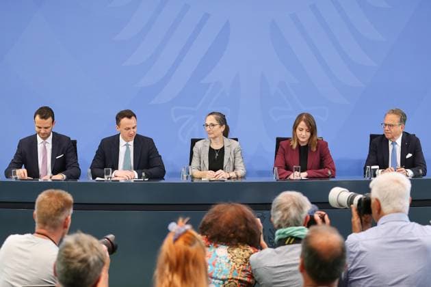 Berlin, Deutschland, 23.06.2026: Bundeskanzleramt: Übergabe des Berichts der Alterssicherungskommission: Florian Dorn (CSU), Pascal Reddig (CDU) Constanze Janda, Annika Klose (SPD) und Frank-Jürgen Weise *** Berlin, Germany, June 23, 2026, Federal Chancellery Copyright: xdtsxNachrichtenagenturx dts_124451