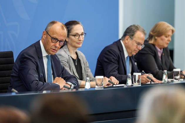 Pressekonferenz zur Übergabe des Berichts der Alterssicherungskommission Pressekonferenz zur Übergabe des Berichts der Alterssicherungskommission an den Bundeskanzler Friedrich Merz und Baerbel Bas (SPD), Bundesministerin fuer Arbeit und Soziales im Bundeskanzleramt in Berlin am 23. Juli 2026. Berlin Berlin Deutschland Bundeskanzleramt *** Press Conference on the Presentation of the Report by the Pension Security Commission Press Conference on the Presentation of the Report by the Pension Security Commission to Federal Chancellor Friedrich Merz and Baerbel Bas (SPD), Federal Minister of Labor and Social Affairs at the Federal Chancellery in Berlin on July 23, 2026 Berlin Berlin Germany Federal Chancellery,detected_source_language