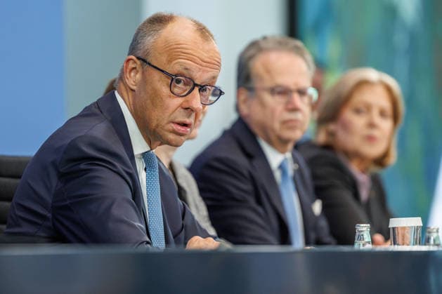 Pressekonferenz zur Übergabe des Berichts der Alterssicherungskommission Pressekonferenz zur Übergabe des Berichts der Alterssicherungskommission an den Bundeskanzler Friedrich Merz und Baerbel Bas (SPD), Bundesministerin fuer Arbeit und Soziales im Bundeskanzleramt in Berlin am 23. Juli 2026. Berlin Berlin Deutschland Bundeskanzleramt *** Press Conference on the Presentation of the Report by the Pension Security Commission Press Conference on the Presentation of the Report by the Pension Security Commission to Federal Chancellor Friedrich Merz and Baerbel Bas (SPD), Federal Minister of Labor and Social Affairs at the Federal Chancellery in Berlin on July 23, 2026 Berlin Berlin Germany Federal Chancellery,detected_source_language