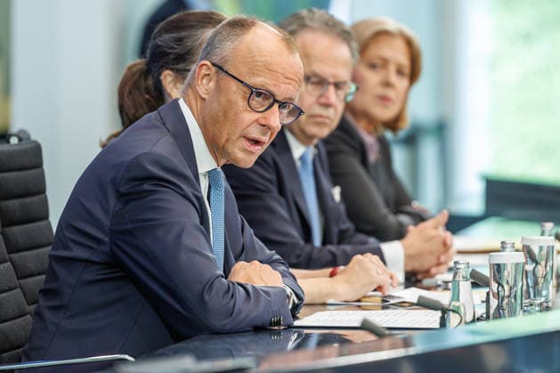 Pressekonferenz zur Übergabe des Berichts der Alterssicherungskommission Pressekonferenz zur Übergabe des Berichts der Alterssicherungskommission an den Bundeskanzler Friedrich Merz und Baerbel Bas (SPD), Bundesministerin fuer Arbeit und Soziales im Bundeskanzleramt in Berlin am 23. Juli 2026. Berlin Berlin Deutschland Bundeskanzleramt *** Press Conference on the Presentation of the Report by the Pension Security Commission Press Conference on the Presentation of the Report by the Pension Security Commission to Federal Chancellor Friedrich Merz and Baerbel Bas (SPD), Federal Minister of Labor and Social Affairs at the Federal Chancellery in Berlin on July 23, 2026 Berlin Berlin Germany Federal Chancellery,detected_source_language