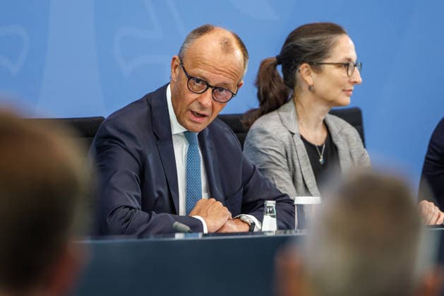 Pressekonferenz zur Übergabe des Berichts der Alterssicherungskommission Pressekonferenz zur Übergabe des Berichts der Alterssicherungskommission an den Bundeskanzler Friedrich Merz und Baerbel Bas (SPD), Bundesministerin fuer Arbeit und Soziales im Bundeskanzleramt in Berlin am 23. Juli 2026. Berlin Berlin Deutschland Bundeskanzleramt *** Press Conference on the Presentation of the Report by the Pension Security Commission Press Conference on the Presentation of the Report by the Pension Security Commission to Federal Chancellor Friedrich Merz and Baerbel Bas (SPD), Federal Minister of Labor and Social Affairs at the Federal Chancellery in Berlin on July 23, 2026 Berlin Berlin Germany Federal Chancellery,detected_source_language