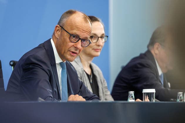 Pressekonferenz zur Übergabe des Berichts der Alterssicherungskommission Pressekonferenz zur Übergabe des Berichts der Alterssicherungskommission an den Bundeskanzler Friedrich Merz und Baerbel Bas (SPD), Bundesministerin fuer Arbeit und Soziales im Bundeskanzleramt in Berlin am 23. Juli 2026. Berlin Berlin Deutschland Bundeskanzleramt *** Press Conference on the Presentation of the Report by the Pension Security Commission Press Conference on the Presentation of the Report by the Pension Security Commission to Federal Chancellor Friedrich Merz and Baerbel Bas (SPD), Federal Minister of Labor and Social Affairs at the Federal Chancellery in Berlin on July 23, 2026 Berlin Berlin Germany Federal Chancellery,detected_source_language