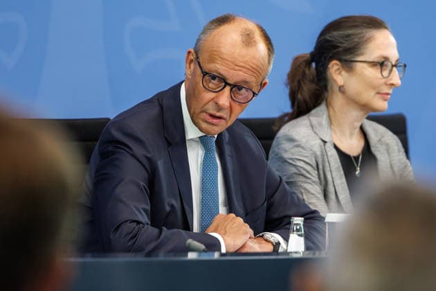 Pressekonferenz zur Übergabe des Berichts der Alterssicherungskommission Pressekonferenz zur Übergabe des Berichts der Alterssicherungskommission an den Bundeskanzler Friedrich Merz und Baerbel Bas (SPD), Bundesministerin fuer Arbeit und Soziales im Bundeskanzleramt in Berlin am 23. Juli 2026. Berlin Berlin Deutschland Bundeskanzleramt *** Press Conference on the Presentation of the Report by the Pension Security Commission Press Conference on the Presentation of the Report by the Pension Security Commission to Federal Chancellor Friedrich Merz and Baerbel Bas (SPD), Federal Minister of Labor and Social Affairs at the Federal Chancellery in Berlin on July 23, 2026 Berlin Berlin Germany Federal Chancellery,detected_source_language