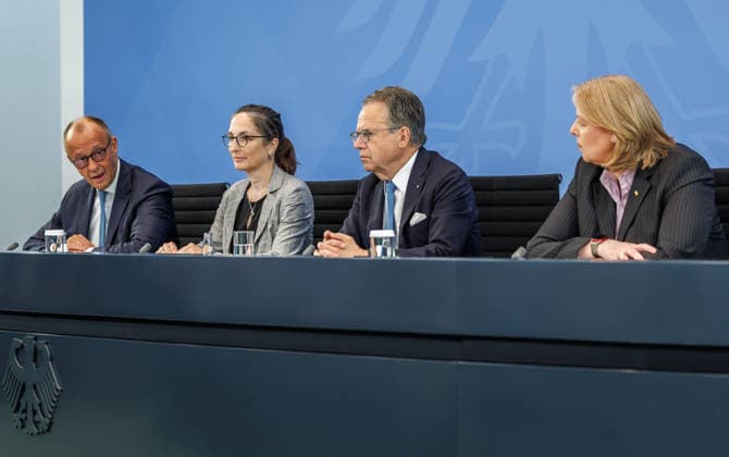 Pressekonferenz zur Übergabe des Berichts der Alterssicherungskommission Pressekonferenz zur Übergabe des Berichts der Alterssicherungskommission an den Bundeskanzler Friedrich Merz und Baerbel Bas (SPD), Bundesministerin fuer Arbeit und Soziales im Bundeskanzleramt in Berlin am 23. Juli 2026. Berlin Berlin Deutschland Bundeskanzleramt *** Press Conference on the Presentation of the Report by the Pension Security Commission Press Conference on the Presentation of the Report by the Pension Security Commission to Federal Chancellor Friedrich Merz and Baerbel Bas (SPD), Federal Minister of Labor and Social Affairs at the Federal Chancellery in Berlin on July 23, 2026 Berlin Berlin Germany Federal Chancellery,detected_source_language