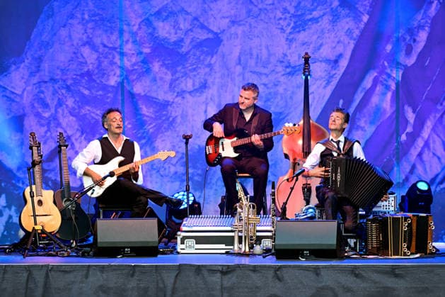 7zOpen Air Konzert des Herbert Pixner Projekts auf der Toscana Halbinsel in Gmunden, fotografiert am 22.06.26. Das Bild zeigt v.l.n.r.: Gitarrist Manuel Randi, Bassist Werner Unterlerchner, Bandleader und Harmonikaspieler Herbert Pixner 2022 - Open Air Konzert des Herbert Pixner Projekts auf der Toscana HAlbinsel in Gmunden, am 22.06.26