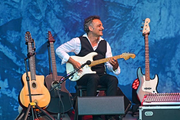 Open Air Konzert des Herbert Pixner Projekts auf der Toscana Halbinsel in Gmunden, fotografiert am 22.06.26. Das Bild zeigt den Gitarristen Manuel Randi 2022 - Open Air Konzert des Herbert Pixner Projekts auf der Toscana HAlbinsel in Gmunden, am 22.06.26
