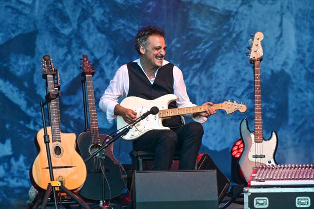 Open Air Konzert des Herbert Pixner Projekts auf der Toscana Halbinsel in Gmunden, fotografiert am 22.06.26. Das Bild zeigt den Gitarristen Manuel Randi 2022 - Open Air Konzert des Herbert Pixner Projekts auf der Toscana HAlbinsel in Gmunden, am 22.06.26