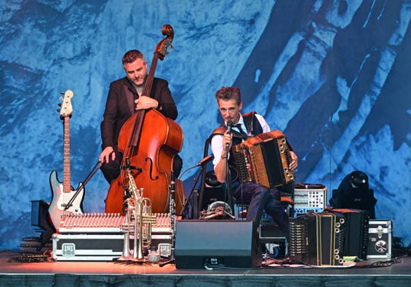 Open Air Konzert des Herbert Pixner Projekts auf der Toscana Halbinsel in Gmunden, fotografiert am 22.06.26. Das Bild zeigt den Bandleader und Harmonikaspieler Herbert Pixner und den Bassisten Werner Unterlerchner 2022 - Open Air Konzert des Herbert Pixner Projekts auf der Toscana HAlbinsel in Gmunden, am 22.06.26