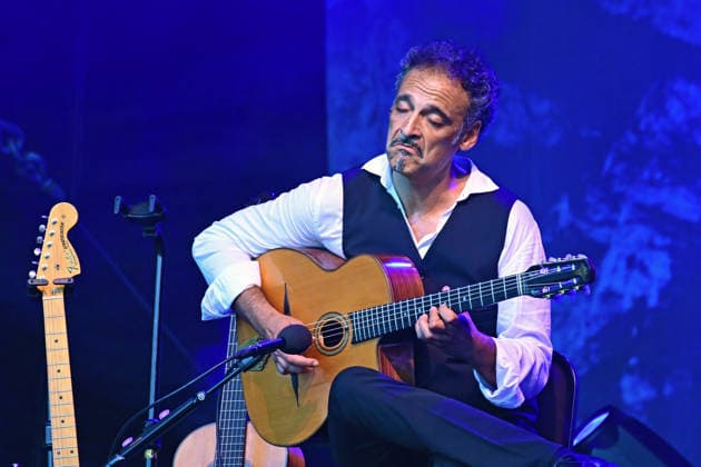 Open Air Konzert des Herbert Pixner Projekts auf der Toscana Halbinsel in Gmunden, fotografiert am 22.06.26. Das Bild zeigt den Gitarristen Manuel Randi 2022 - Open Air Konzert des Herbert Pixner Projekts auf der Toscana HAlbinsel in Gmunden, am 22.06.26