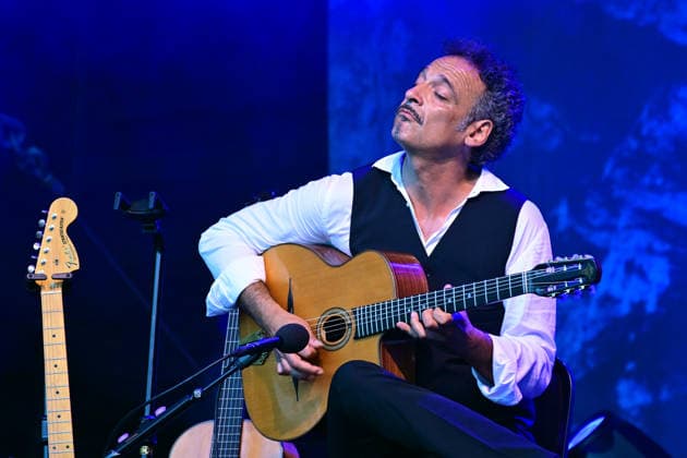 Open Air Konzert des Herbert Pixner Projekts auf der Toscana Halbinsel in Gmunden, fotografiert am 22.06.26. Das Bild zeigt den Gitarristen Manuel Randi 2022 - Open Air Konzert des Herbert Pixner Projekts auf der Toscana HAlbinsel in Gmunden, am 22.06.26