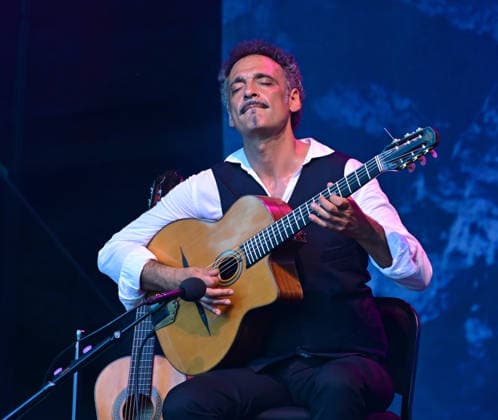 Open Air Konzert des Herbert Pixner Projekts auf der Toscana Halbinsel in Gmunden, fotografiert am 22.06.26. Das Bild zeigt den Gitarristen Manuel Randi 2022 - Open Air Konzert des Herbert Pixner Projekts auf der Toscana HAlbinsel in Gmunden, am 22.06.26