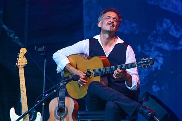 Open Air Konzert des Herbert Pixner Projekts auf der Toscana Halbinsel in Gmunden, fotografiert am 22.06.26. Das Bild zeigt den Gitarristen Manuel Randi 2022 - Open Air Konzert des Herbert Pixner Projekts auf der Toscana HAlbinsel in Gmunden, am 22.06.26