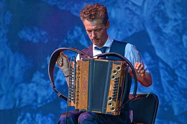 Open Air Konzert des Herbert Pixner Projekts auf der Toscana Halbinsel in Gmunden, fotografiert am 22.06.26. Das Bild zeigt den Bandleader und Harmonikaspieler Herbert Pixner 2022 - Open Air Konzert des Herbert Pixner Projekts auf der Toscana HAlbinsel in Gmunden, am 22.06.26