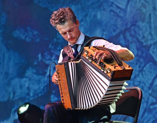 Open Air Konzert des Herbert Pixner Projekts auf der Toscana Halbinsel in Gmunden, fotografiert am 22.06.26. Das Bild zeigt den Bandleader und Harmonikaspieler Herbert Pixner 2022 - Open Air Konzert des Herbert Pixner Projekts auf der Toscana HAlbinsel in Gmunden, am 22.06.26