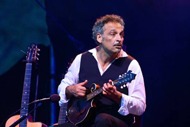 Open Air Konzert des Herbert Pixner Projekts auf der Toscana Halbinsel in Gmunden, fotografiert am 22.06.26. Das Bild zeigt den Gitarristen Manuel Randi 2022 - Open Air Konzert des Herbert Pixner Projekts auf der Toscana HAlbinsel in Gmunden, am 22.06.26