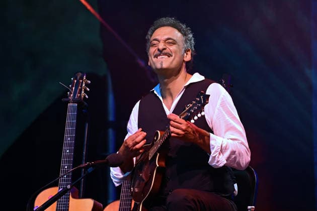 Open Air Konzert des Herbert Pixner Projekts auf der Toscana Halbinsel in Gmunden, fotografiert am 22.06.26. Das Bild zeigt den Gitarristen Manuel Randi 2022 - Open Air Konzert des Herbert Pixner Projekts auf der Toscana HAlbinsel in Gmunden, am 22.06.26